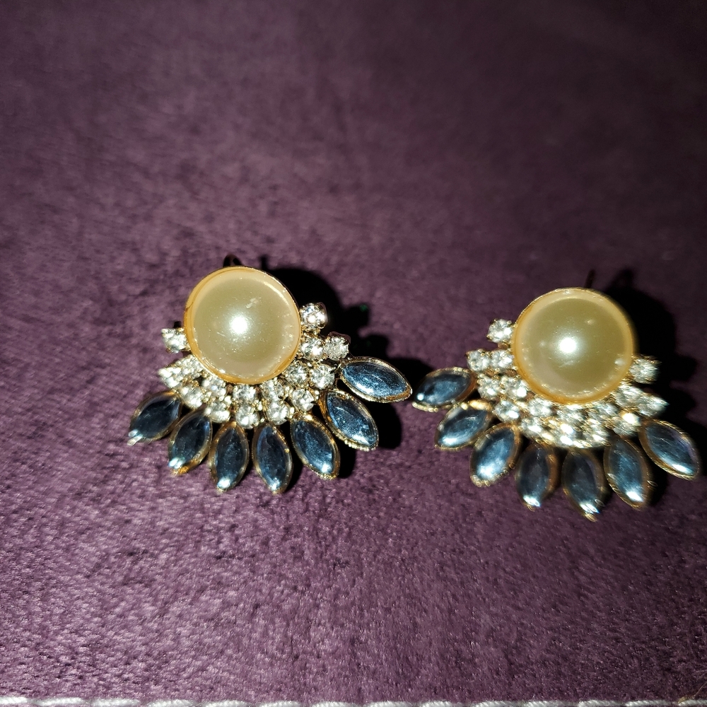 NWOT lever back earings w/faux Cream pearl and blue marquis side stones.